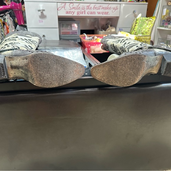 Corral rose embroidered boots. - Picture 7 of 9